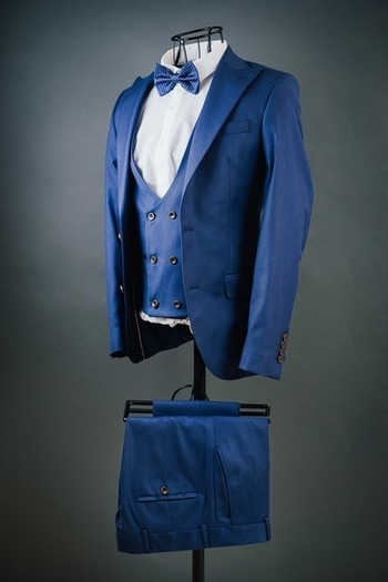 Мужской костюм тройка ярко-синий цвет