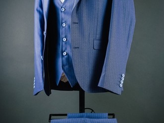 Мужской костюм тройка светло синий в полоску